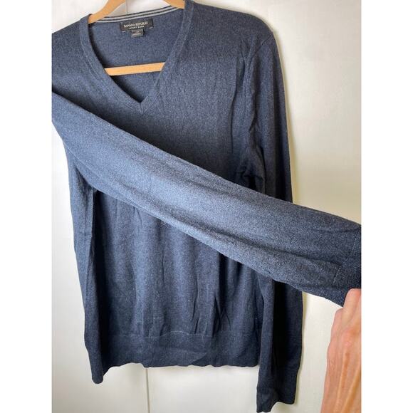 Banana Republic Mens Cashmere Silk Sweater Size Medium Navy Blue Solid V-Neck - Picture 4 of 11